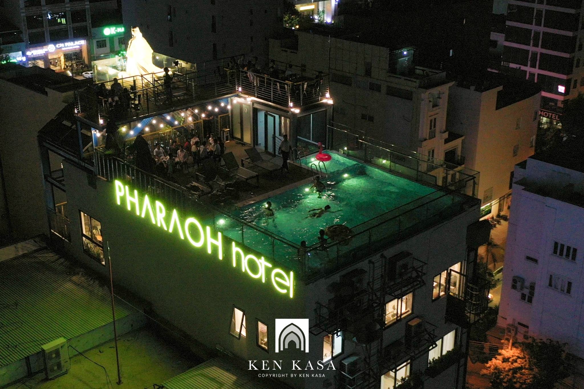 pool bar của Pharaoh Boutique Hotel Danang
